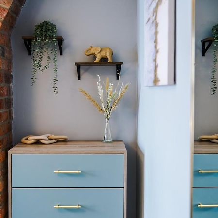 New! Gorgeous 2-Bed Home In Chester City Centre By 53 Degrees Property - Incredible Location, Ideal For Small Groups - Sleeps 6! エクステリア 写真