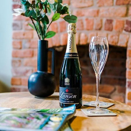 New! Gorgeous 2-Bed Home In Chester City Centre By 53 Degrees Property - Incredible Location, Ideal For Small Groups - Sleeps 6! エクステリア 写真