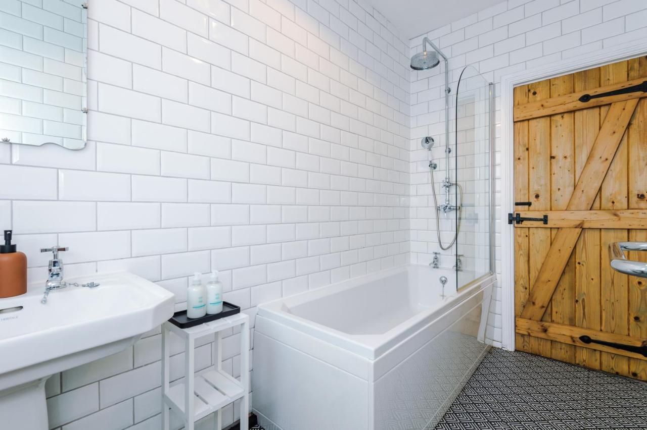 New! Gorgeous 2-Bed Home In Chester City Centre By 53 Degrees Property - Incredible Location, Ideal For Small Groups - Sleeps 6! エクステリア 写真