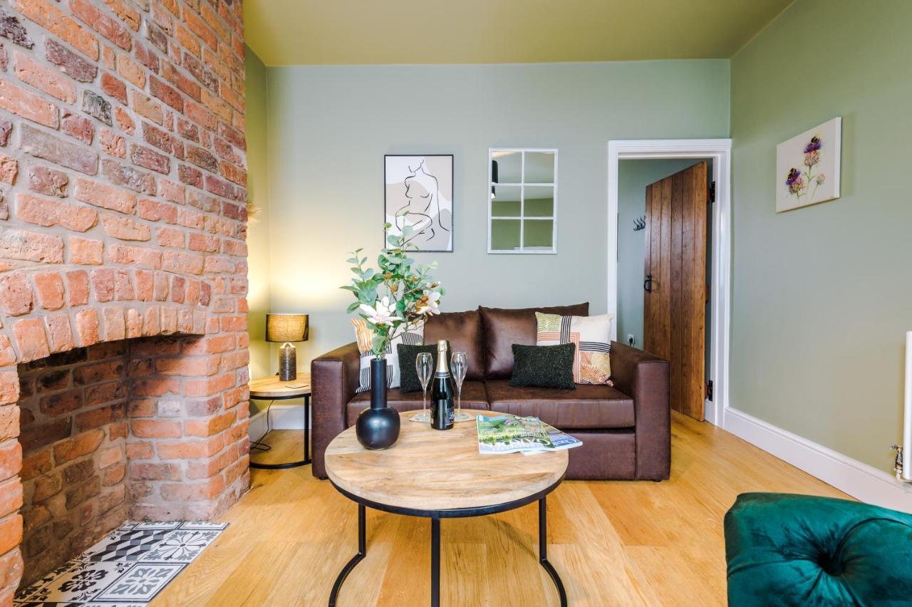 New! Gorgeous 2-Bed Home In Chester City Centre By 53 Degrees Property - Incredible Location, Ideal For Small Groups - Sleeps 6! エクステリア 写真